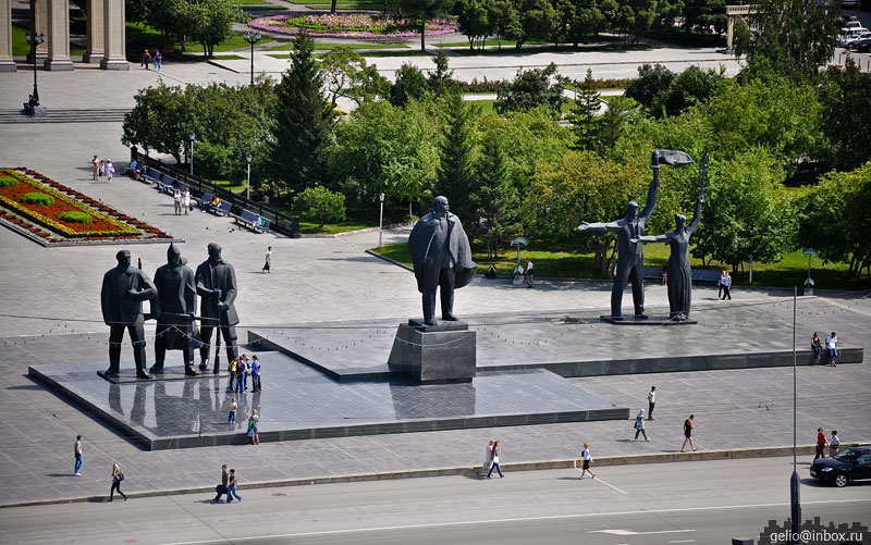 Площадь ленина новосибирск. Монумент на площади Ленина в Новосибирске. Памятник Ленину в Новосибирске. Памятник Ленину на пл.Ленина Новосибирск.